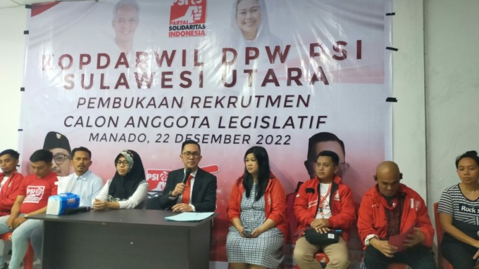 Ketua DPW PSI MJP bersama pengurus saat memberi keterangan pers, Kamis (22/12) di Manado.