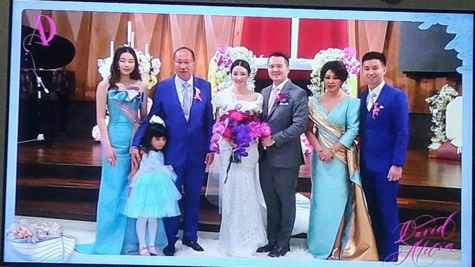 Keluarga Anggota DPRD Provinsi Sulut Dr Toni Supit SE MM dan Bupati Evangelian Sasingen berfoto bersama, di hari pernikahan anak sulung mereka Alisya Gabriele Supit dengan suami David Sukuandi, di GRRI, Jumat (9/12). (Istimewa)