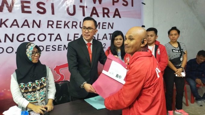 SALAH satu kader yang menyerahkan dokumen untuk pendaftaran caleg ke pengurus DPW PSI Sulut, Kamis (22/12).