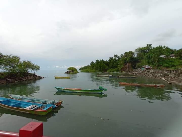 Destinasi Wisata Pantai Wawontulap yang menawarkan pesona keindahan pantai dengan pemandangan alam yang indah.