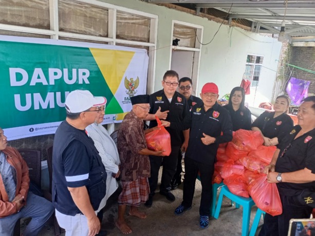 DPP LLI saat menyerahkan bantuan kepada warga yang terdampak bencana alam di Manado.
