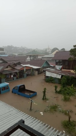AIR MELUAP: Tampak banjir yang terjadi di Kecamatan Tikala, (27/1/2023).