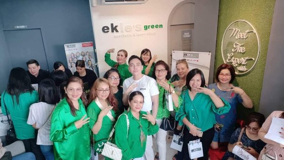 SUDAH TERUJI: dr Eklendro Senduk (kaos putih tengah, red) bersama para pengunjung, di sela re-opening Ekle