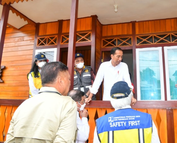 MENGINSPIRASI: Kunjungan Jokowi ke Pulau Bunaken telah memberi semangat kepada masyarakat dalam membangun perekonomian warga kepulauan. Nampak Presiden Jokowi didampingi Dirjen Cipta Karya Diana Kusumastuti dan Kepala BP2P Sulawesi I Recky Walter Lahope s