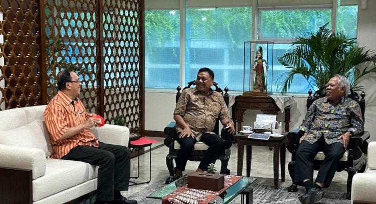 SINERGITAS: Gubernur Sulut Olly Dondokambey saat duduk bersama Menteri PUPR Basuki Hadimuljono, Rabu (25/1) kemarin. (foto:istimewa) 