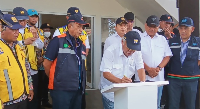 Menteri PUPR Basuki Hadimuljono menandatangani prasasti Pertanggung Jawaban disaksikan Gubernur Sulut Olly Dondokambey, Kontraktor Wijaya Karya dan Nindya Karya, Konsultan Pembangunan Bendungan Indra Karya serta jajaran Kementerian PUPR dan Pemprov Sulut.