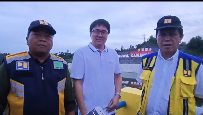 KOLABORASI: (dari kanan) Direktur Sungai dan Pantai Ditjen SDA Bob Lombogia, Walikota Manado Andrei Angouw dan Kepala BWSS I, I Komang Sudana saat berada di Bendungan Kuwil usai meninjau lokasi terdampak bencana banjir.
