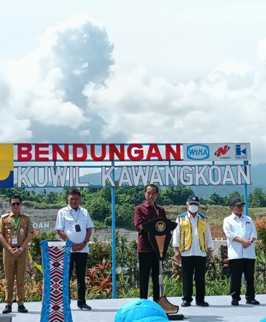 Presiden Jokowi di sela-sela peresmian Bendungan Kuwil Kawangkoan didampingi Gubernur Sulut Olly Dondokambey, Menteri PUPR Basuki Hadimuljono dan Bupati Minut Joune Ganda.