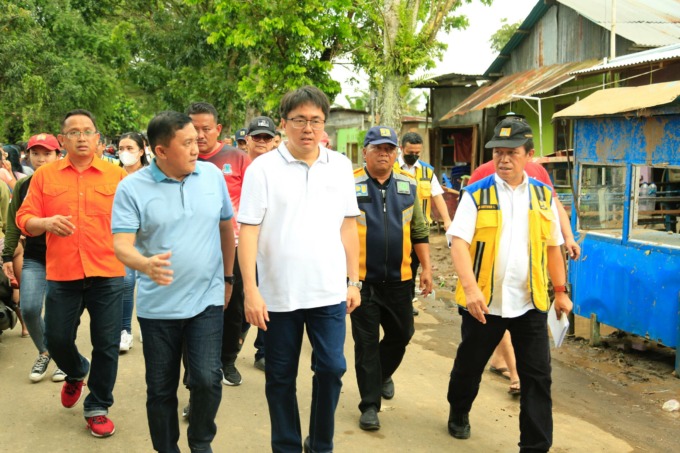 SINERGI: Tampak Walikota Manado Andrei Angouw didampingi Kepala Dinas PUPR Johny Suwu saat bersama Direktur Sungai dan Pantai Kementerian PUPR Bob Lombogia serta Kepala BWS Sulawesi I, I Komang Sudana dalam peninjauan di lokasi banjir, kompleks Jembatan B