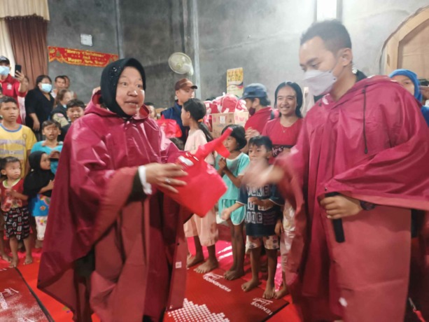 PEDULI: Menteri Risma membagi-bagikan snack dan mainan untuk anak-anak di tempat pengungsian Gereja KGPM Petra Cempaka berharap agar para anak dapat terhibur atas musibah yang dialami.