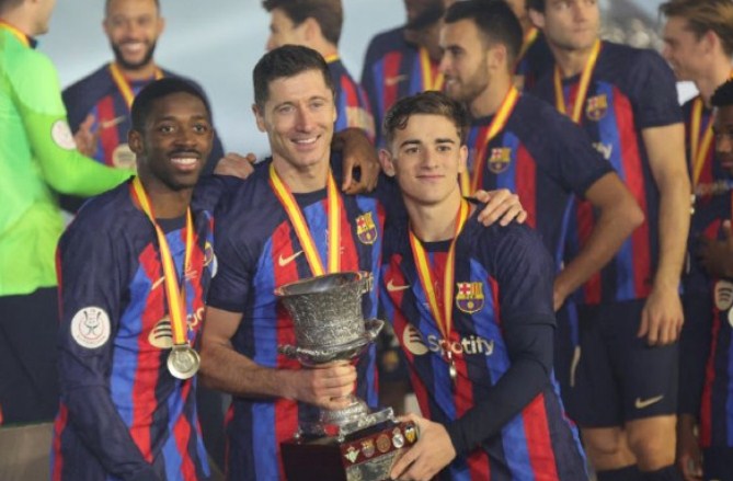 Pemain Barcelona berpose dengan trofi Piala Super Spanyol setelah menang atas Real Madrid di Riyadh Arab Saudi. (Giuseppe Cacace/AFP/Antara)