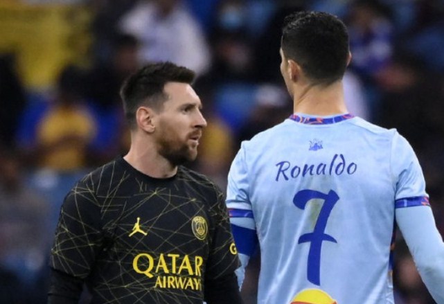 Lionel Messi dan Cristiano Ronaldo saling berhadapan dalam laga persahabatan Riyadh Season di King Fahd International Stadium pada Jumat (20/1) dini hari WIB. (Franck Fife/AFP/Antara)