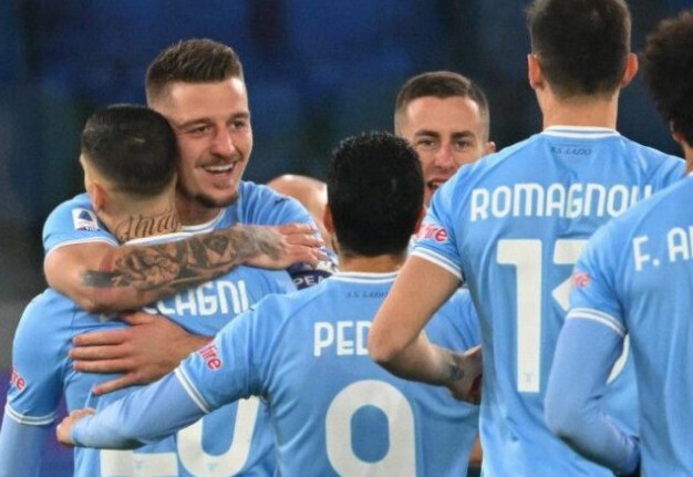 Selebrasi pemain Lazio Sergej Milinkovic-Savic (kiri) bersama rekan setimnya setelah mencetak gol pertama dalam kemenangan 4-0 atas AC Milan di Serie A pekan ke-17 di Olimpico Stadium, Roma pada 25 Januari 2023. (ANTARA/AFP/ANDREAS SOLARO )