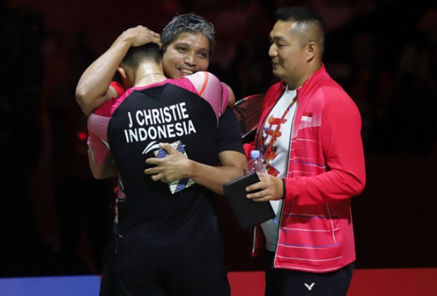 Pemain bulu tangkis tunggal putra Indonesia Jonatan Christie memeluk pelatihnya usai menang bertanding melawan pemain bulu tangkis tunggal putra Tiongkok Shi Yu Qi dalam babak semi final turnamen Daihatsu Indonesia Masters 2023 di Istora Gelora Bung Karno