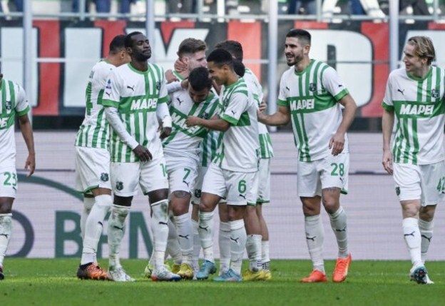 Para pemain Sassuolo merayakan kemenangan atas AC Milan. (Miguel Medina/AFP