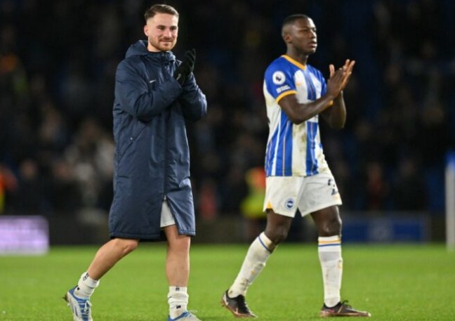 Aksi pemain Brighton Alexis Mac Allister (kiri) dan Moises Caicedo setelah laga melawan Liverpool. (Glyn Kirk/AFP)
