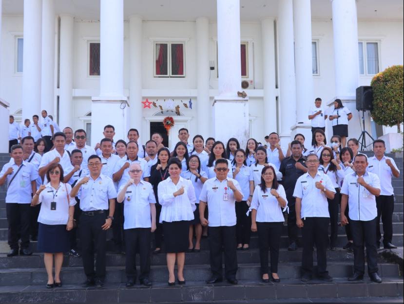 Bupati Evangelian Sasingen didampingi Wakil Bupati Jhon H Palandung dan Sekda Denny Kondoj foto bersama ASN usai apel perdana, di halaman rudis Kelurahan Paniki, Kecamatan Sibar, Rabu (4/1). (Istimewa)