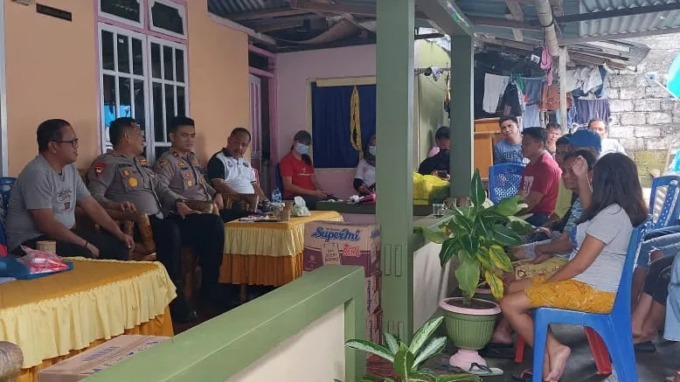 Kapolres Sangihe AKBP Denny Welly Wolter Tompunuh bersama jajaran saat menyambangi para korban bencana di Kelurahan Santiago. (Sriwani/MP)