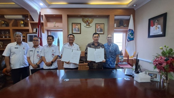 Wali Kota Bitung Maurits Mantiri dan Rektor Unklab Danny Ivan Rantung usai melakukan penandatanganan kerja sama. (Istimewa)