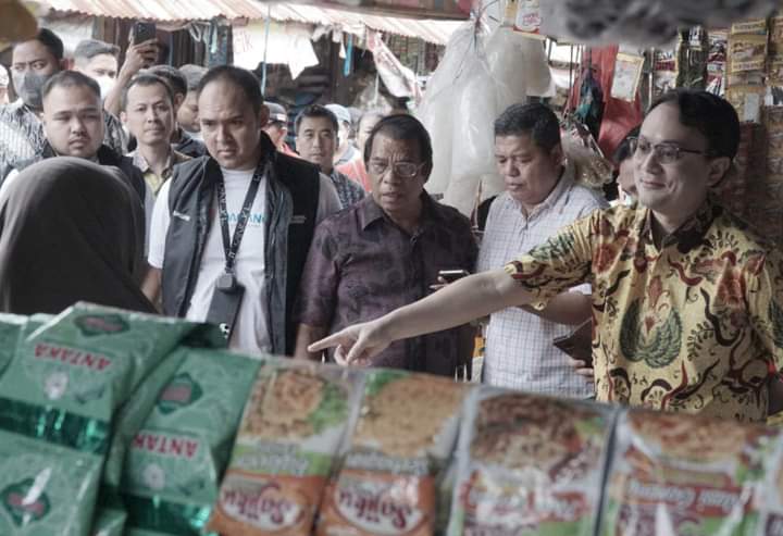Wamendag Jerry Sambuaga saat kunjungan kerja, memantau Pasar Winenet, akhir pekan lalu. (Istimewa)