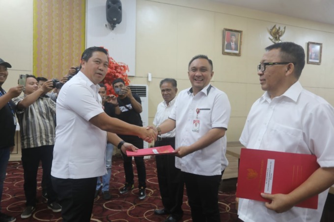 Penyerahan SK Staf Khusus Gubernur Sulut. (Dkips)