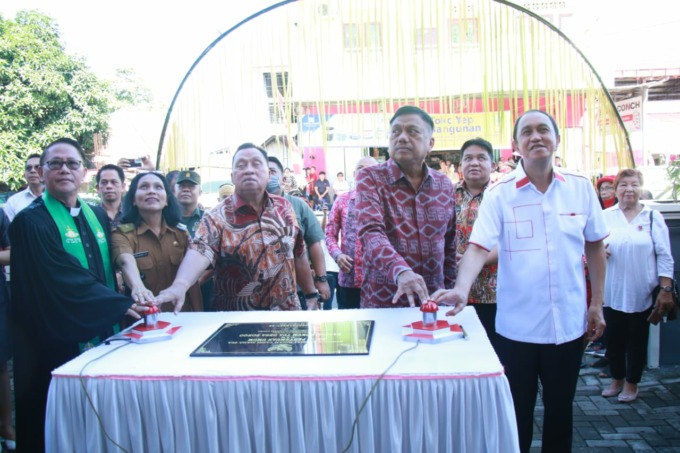 Gubernur Sulut Olly Dondokambey saat meresmikan BPU Desa Borgo.