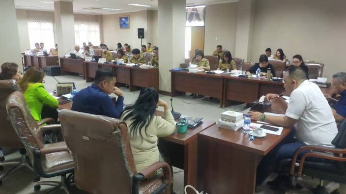 Suasana pembahasan Pansus DPRD Sulut dengan mitra kerja, Selasa (7/2) di ruang serba guna.