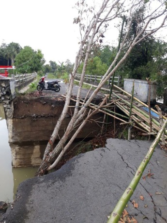Akses jalan penghubung di Desa Kima Bajo, Kecamatan Wori masih menggunakan jembatan bambu yang dibangun pasca ambruk, akhir Januari lalu.
