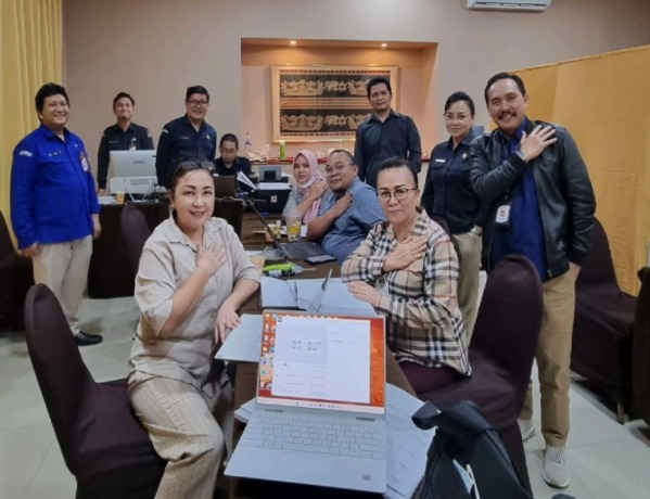 Timsel usai merekap dokumen pelamar calon anggota KPU Sulut di hari terakhir pendaftaran.