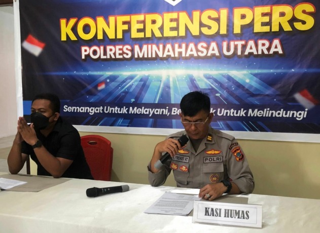 Kasi Humas Polres Minut Iptu Ennas Firdaus didampingi Kasat Reskrim Polres Minut AKP Yulianus Samberi dalam konferensi pers, kemarin.