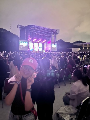 Manado Post di dalam area Konser Westlife bertajuk The Wild Dreams Tour 2023 di Stadion Madya Gelora Bung Karno (GBK) pada Sabtu (11/2) dipenuhi sekira 25.000 penggemar.