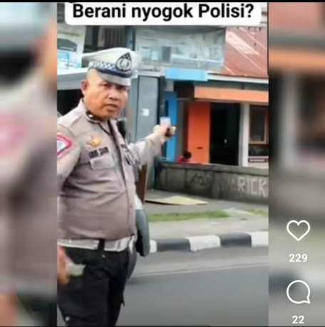 Tangkapan layar video viral Polisi tolak uang sogok pelanggar lalu lintas di Kota Bitung Sulut.(DOK IG LAMBEKRIMINAL)