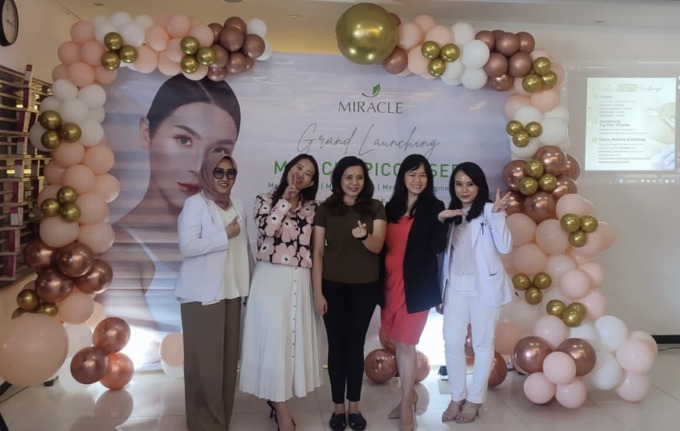 (dari kiri) dr Tyagita, dr Nova, dr Steva Tairas, Owner Serica, dr Jessica.