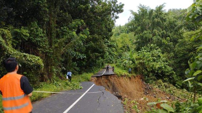 PERLU PENANGANAN: Kondisi ruas jalan Mapanget-Molas yang putus akibat longsor. (foto: Balladewa)