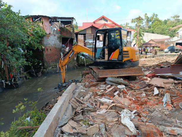 NORMALISASI: 5 rumah pada bagian sempadan Sungai Mahawu telah berhasil dibersihkan dari sepadan sungai. Setelahnya, warga berbondong-bondong untuk menghentikan pekerjaan dari alat berat tersebut.