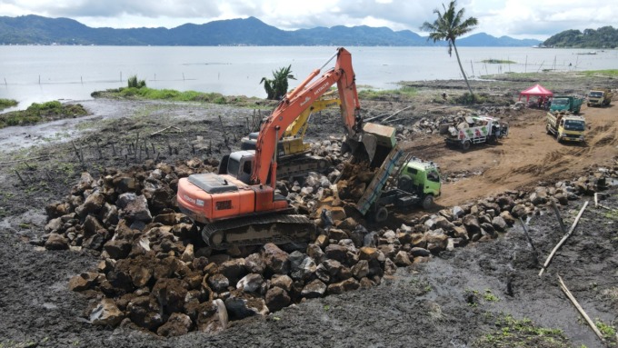 Proyek Revitalisasi Danau Tondano yang sementara dikerjakan PT. Bumi Karsa