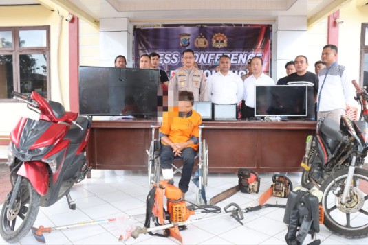 DIAMANKAN: Pelaku pencurian spesialis kendaraan bermotor dan barang elektronik diamankan polisi, beserta belasan barang bukti. Dok istimewa