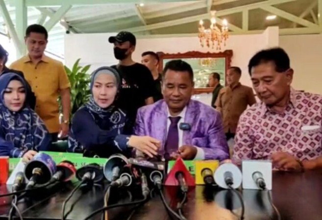 Jimmy (paling kanan), ayahanda Venna Melinda, bersama pengacara Hotman Paris dan Venna Melinda dalam jumpa pers di bilangan Ciputat Tangerang Selatan, Rabu (1/2). (Abdul Rahman/ JawaPos.com)