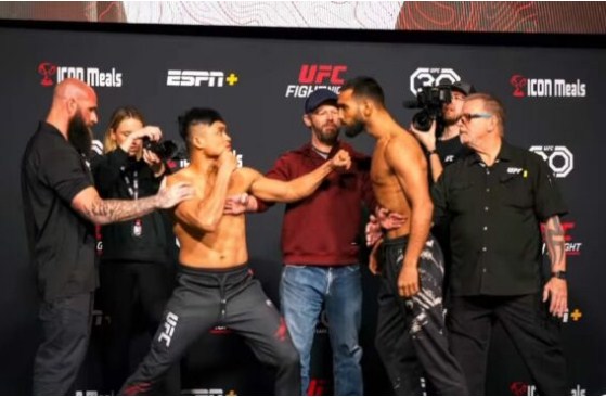 Jeka Saragih (dua dari kiri) berhadapan dengan Anshul Jubli pada saat face off sebelum duel di final Road to UFC Minggu (5/2). (Mola TV)