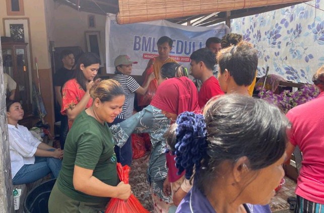 Penyaluran bantuan korban banjir dari PT BML di Manado.