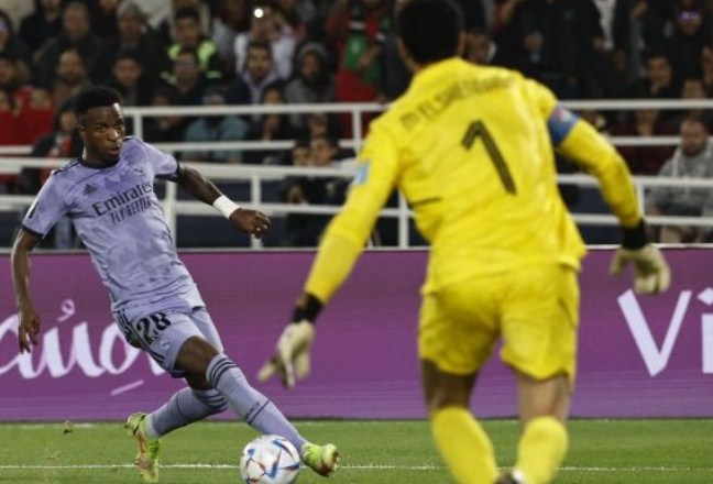 Penyerang Real Madrid Vinicius Junior (kiri) berhadapan dengan kiper Al Ahly Mohamed el-Shenawy pada pertandingan semifinal Piala Dunia antar Klub di Stadion Pangeran Moulay Abdellah, Rabat, Maroko, Kamis (9/2) dini hari WIB. (Khaled Desouki/AFP/Antara)