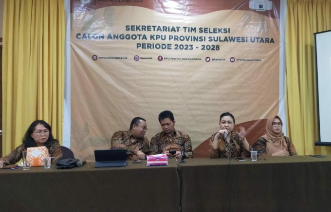 Timsel calon anggota KPU Sulut saat mensosialisasikan mekanisme pendaftaran, Jumat (10/2) di Sekretariat.