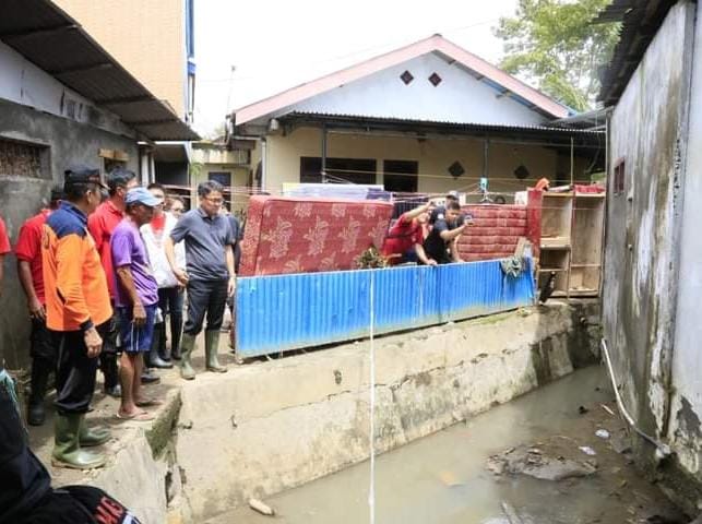Wali Kota Andrei Angouw saat turun lapangan di salah satu daerah di Kota Manado