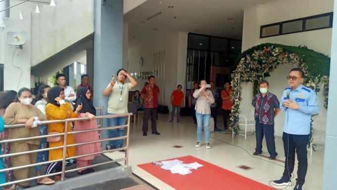 Anggota DPRD Sulut MJP saat menerima sejumlah pedagang pasar Kota Manado, Kamis (16/2)