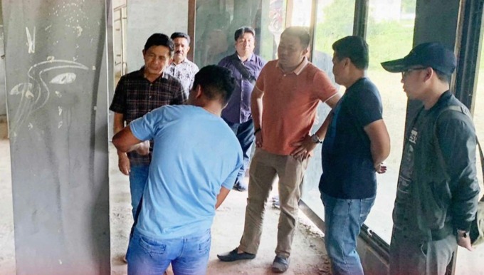 Tim Kejari Talaud saat memeriksa pemeriksaan lapangan tahap penyidikan GOR Talaud (Istimewa)