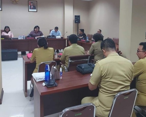 Rapat dengar pendapat antara Komisi 4 DPRD bersama Dikda Sulut, Selasa (21/2).