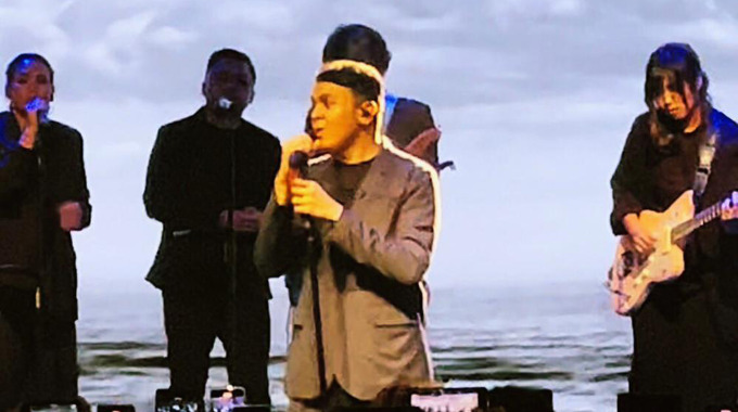 Tulus tampil memukau dalam gelaran TULUS Tur Manusia 2023 di Manado (Istimewa)