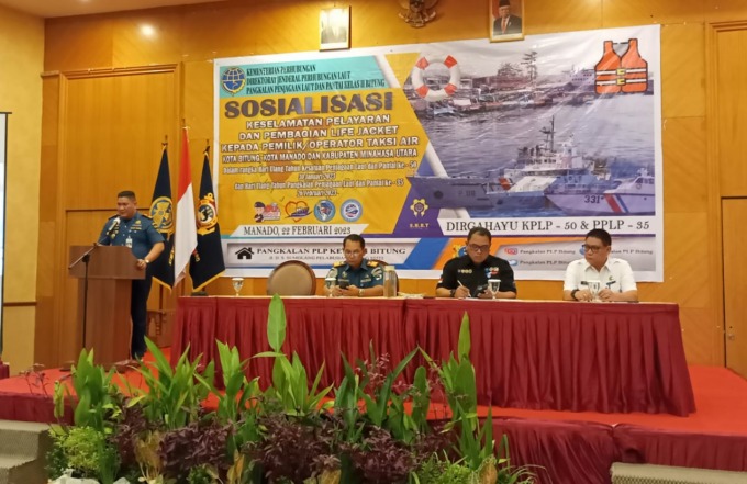 Kepala PPLP Kelas II Bitung Sabar Maima Hasugian, saat membawakan sambutan dalam kegiatan sosialisasi dan pembagian life jacket.(Franky Sumaraw/MP)