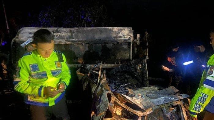TKP tabrakan maut mobil tangki BBM dan dua minibus di Jalan Trans Sulawesi, Minsel. (Foto: Dok Warga)