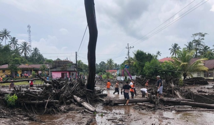 TANGKAP PELAKU: Material banjir bandang di Desa Klabat, Kecamatan Dimembe, dipenuhi sisa pohon pembakaran liar.